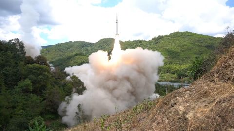 Скриншот видео показывает ракету, запущенную ракетными войсками Восточного командования Народно-освободительной армии Китая НОАК по обозначенному морскому району к востоку от Тайваня 4 августа 2022 года. 
