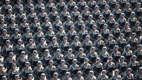 Солдаты маршируют во время военного парада в Пекине, 3 сентября 2015 года.