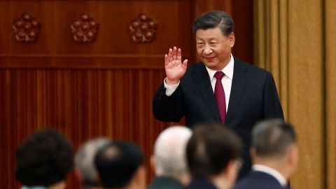 Il presidente cinese Xi Jinping saluta mentre arriva per un ricevimento nella Grande Sala del Popolo alla vigilia della Festa nazionale cinese a Pechino, Cina, 30 settembre 2022.