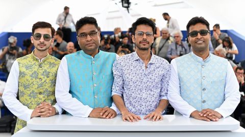 Salik Rehman, Nadeem Shehzad, el director Shonak Sen y Mohammad Saud en el Festival de Cine de Cannes de este año.  La película ganó el premio al mejor documental en el festival.