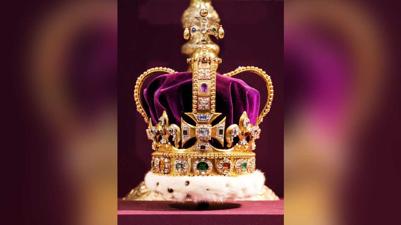 Mahkota St Edward dihiasi dengan bola dan salib untuk melambangkan dunia Kristian, dan diperbuat daripada set bingkai emas dengan delima, amethyst, nilam, garnet, topaz dan turmalin.