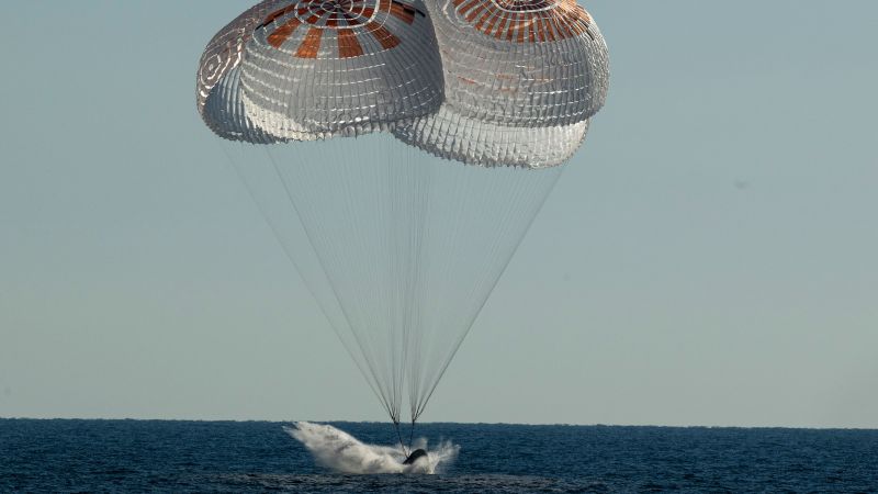 НАСА, миссия SpaceX: астронавты, возвращающиеся домой с космической станции, рассеяны у Международной космической станции на побережье Флориды. НАСА, миссия SpaceX: астронавты, возвращающиеся домой с космической станции, рассеяны у Международной космической станции на побережье Флориды.