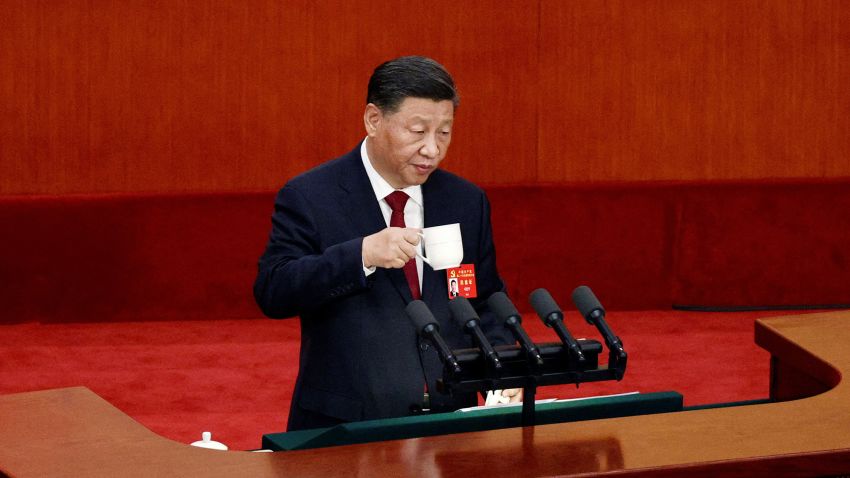Le président chinois Xi Jinping tient une tasse lorsqu'il s'exprime lors de la cérémonie d'ouverture du 20e Congrès national du Parti communiste chinois, au Grand Hall du peuple à Pékin, Chine, le 16 octobre 2022. REUTERS/Thomas Peter
