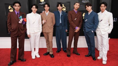 V, Suga, Jin, Jungkook, RM, Jimin e J-Hope do BTS comparecem ao Grammy Awards em Las Vegas em 3 de abril de 2022.