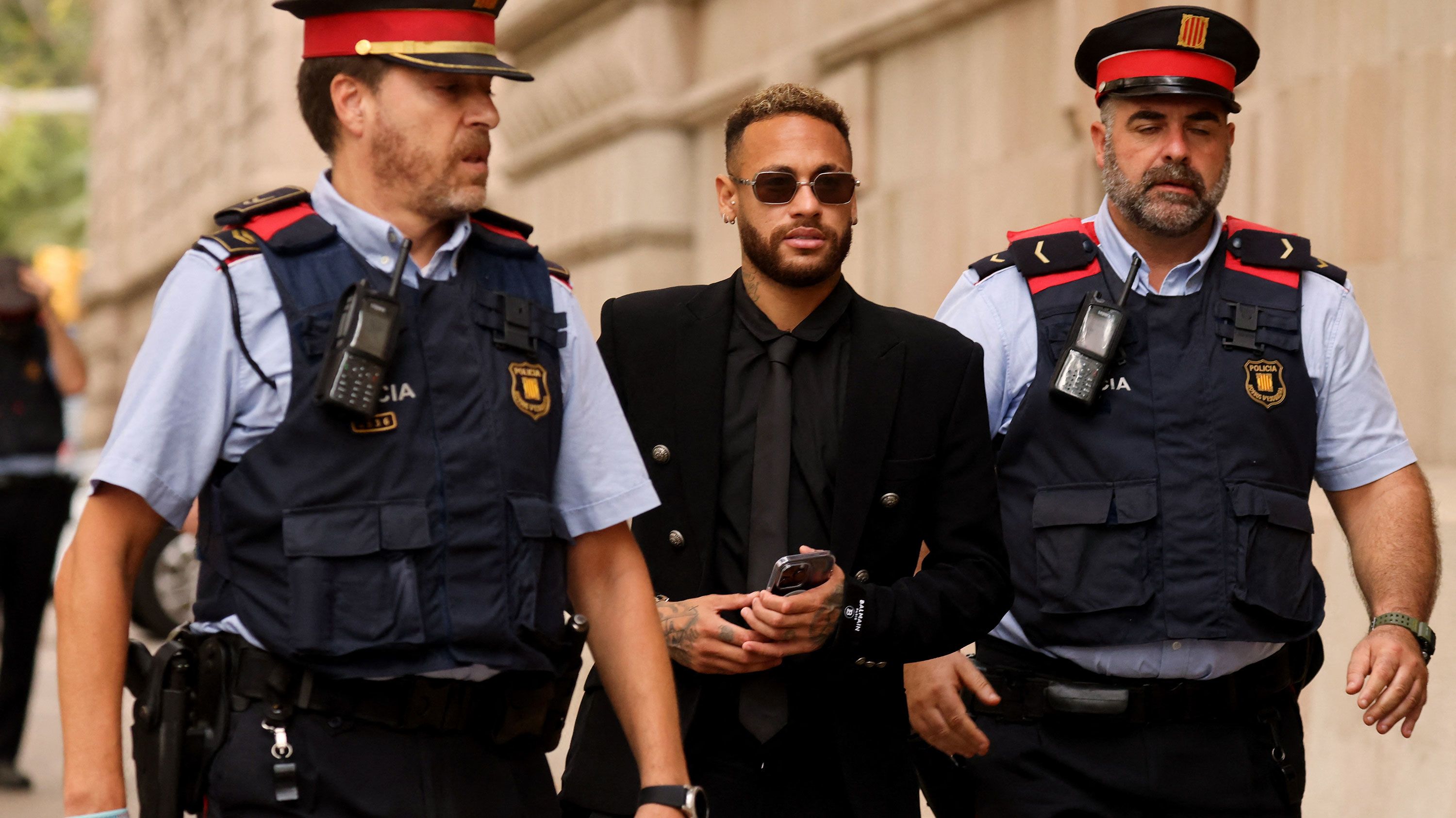 Neymar departs Barcelona airport for Paris ahead of unveiling after  completing £199m PSG switch - Mirror Online