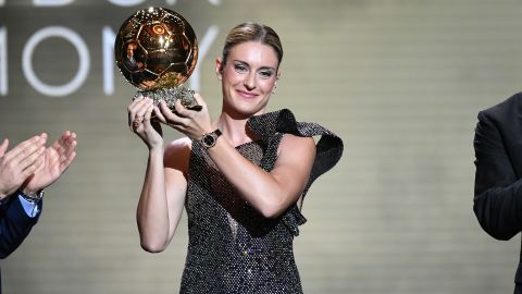 Alexia Putellas receives her second Ballon d'Or award on October 17, 2022. 