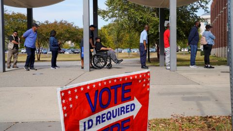 A line of early voters stretches outside the building as early voting begins for the midterm elections at the Citizens Service Center in Columbus, Georgia, U.S., October 17, 2022.  REUTERS/Cheney Orr