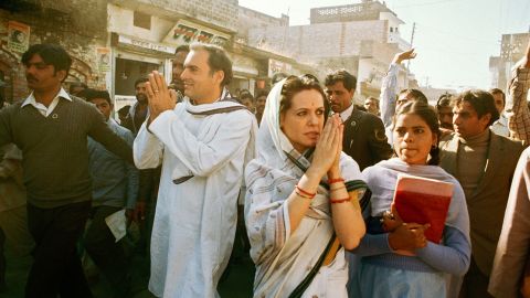 Rajiv Gandhi e sua esposa nascida na Itália, Sonia, durante uma viagem de campanha. 