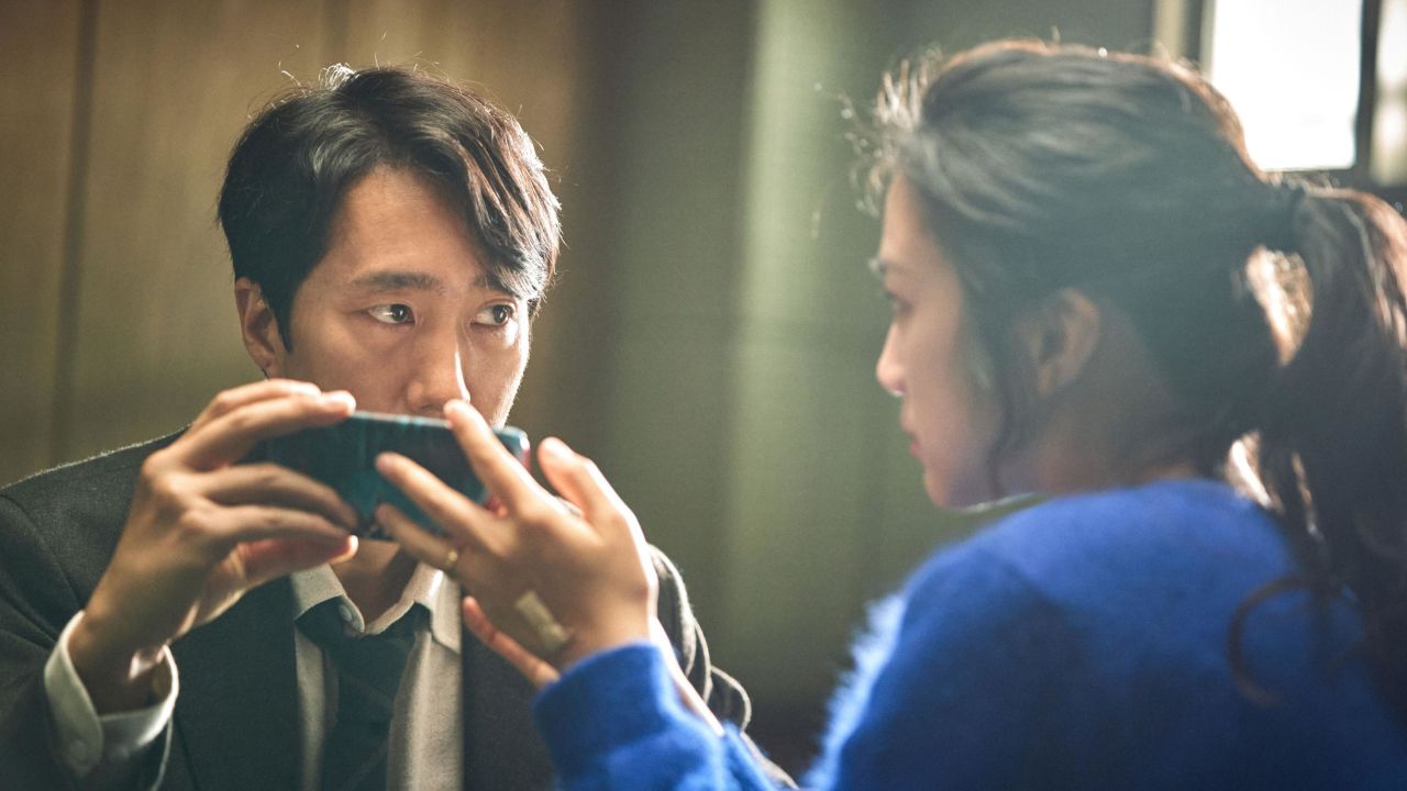 Park Hae-il and Tang Wei as a detective and suspect  drawn together by the death of a mountain climber.