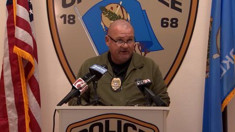 El jefe de policía de Okmulgee, Joe Prentice, analiza el descubrimiento de cuatro cuerpos desmembrados durante una conferencia de prensa el lunes.