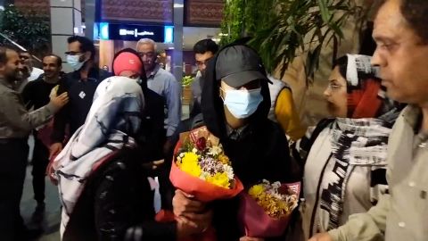 Rekabi mendapat dukungan dari anggota masyarakat ketika dia kembali ke Teheran pada bulan Oktober.