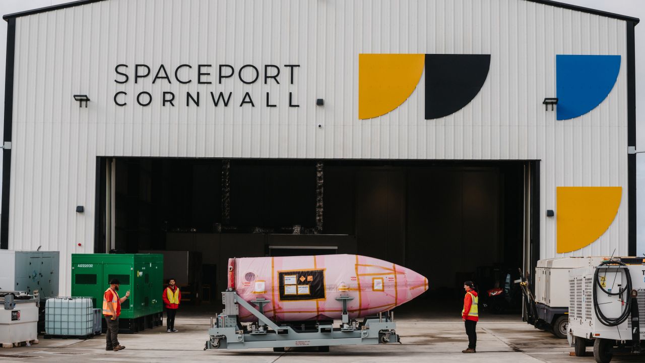 Rocket LauncherOne اکنون به Cosmic Girl در Newquay Spaceport پیوسته است.