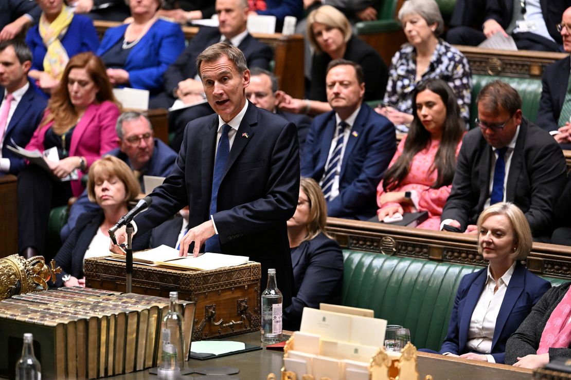 New finance minister Jeremy Hunt speaks at the House of Commons on Monday, with prime minister Liz Truss seated nearby. 