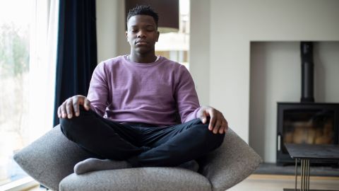 Å la den fantasifulle høyre hjernen din flyte under meditasjon kan bidra til å forbedre nøyaktigheten av intuisjonen din, ifølge coach Dana Santas.