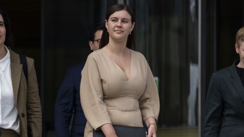 Brittany Higgins deixa o tribunal em 14 de outubro de 2022.