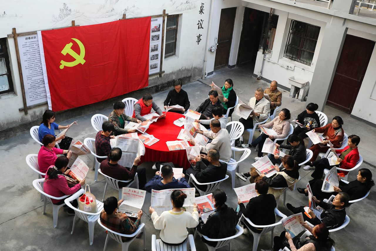 People in Hangzhou, China, read reports about the Party Congress on October 18.