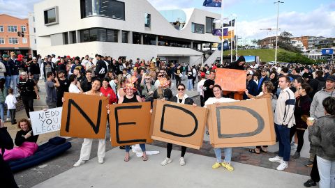 Huge crowds turned out to welcome Brockmann at Bondi Beach.