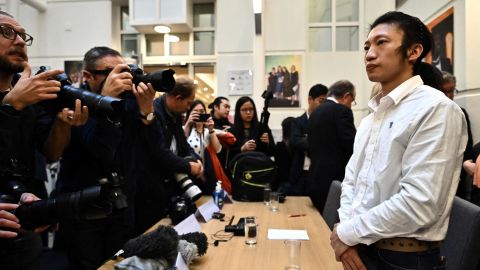 El manifestante de Hong Kong Bob Chan da una conferencia de prensa en Londres el 19 de octubre.