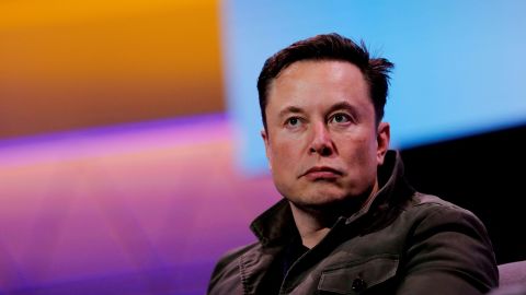 Tesla et Elon Musk ont ​​signalé qu'ils adoptaient les nouveaux crédits d'impôt pour les véhicules électriques.