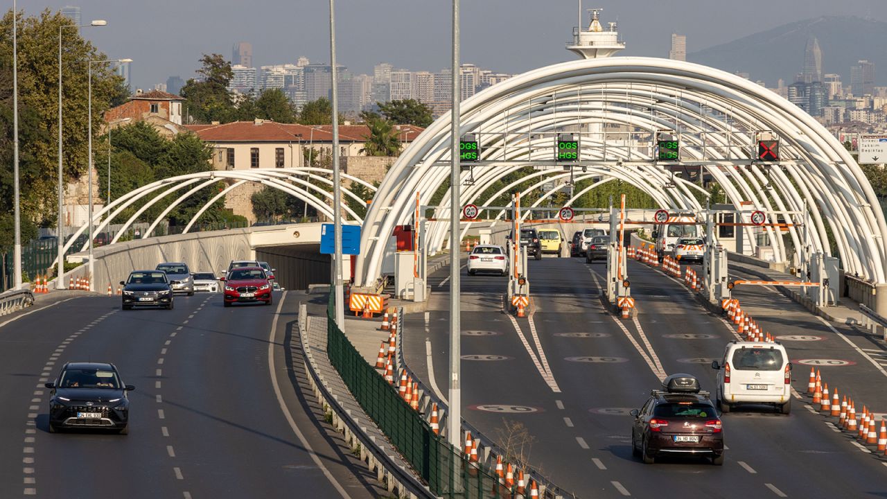 <strong>Eurasia Tunnel: </strong>This road link completed in December 2016 has a speed limit of 70 kilometers per hour.