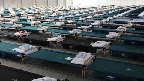 Se ven filas de camas en un nuevo refugio de carpas que la ciudad de Nueva York ha abierto para albergar temporalmente a cientos de migrantes.  El alcalde Eric Adams elogió la nueva política de Venezuela de la administración Biden.