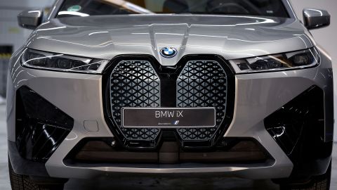 El automóvil deportivo totalmente eléctrico BMW iX M60 producido en la planta de BMW en Leipzig, Alemania.  La planta de BMW en Carolina del Sur también se está preparando para producir vehículos eléctricos.