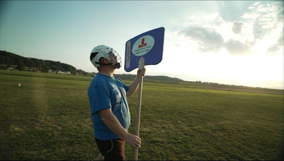 A fielder tracks the flight of the Nouss.