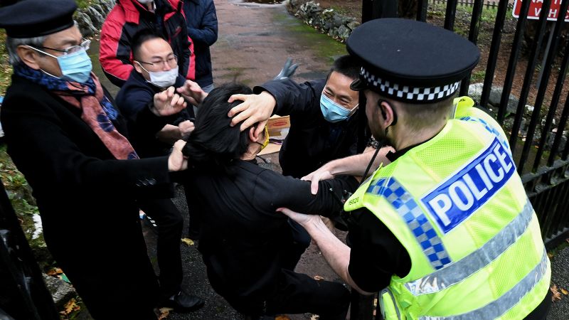 Manchester: Chiński konsulat mówi, że „moim obowiązkiem” jest wyrywanie włosów protestującym w Hongkongu