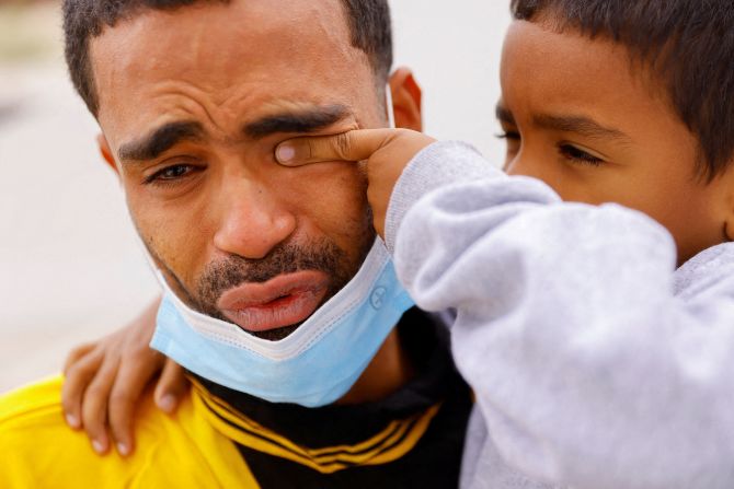Saul, 4, wipes the tears of his father, Franklin Pajaro, in Ciudad Juarez, Mexico, after the two were <a href="index.php?page=&url=https%3A%2F%2Fwww.cnn.com%2F2022%2F10%2F21%2Fus%2Fmexico-border-venezuelan-migrants-photos-cec%2Findex.html" target="_blank">expelled from the United States</a> on Monday, October 17.