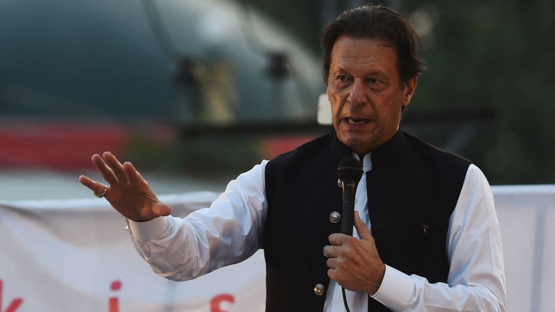 Imran Khan: Der ehemalige pakistanische Premierminister wurde bei einem Attentatsversuch auf einer Kundgebung ins Bein geschossen