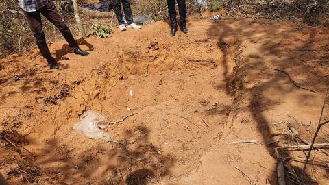 Le ministre de la Sécurité nationale du Malawi, Jean Sendeza, s'est rendu dans la forêt de Mtangatanga, où les villageois ont découvert une fosse commune avec 25 corps, et cinq autres corps ont été retrouvés après une nouvelle fouille de la forêt.  (De Jean Sendeza)
