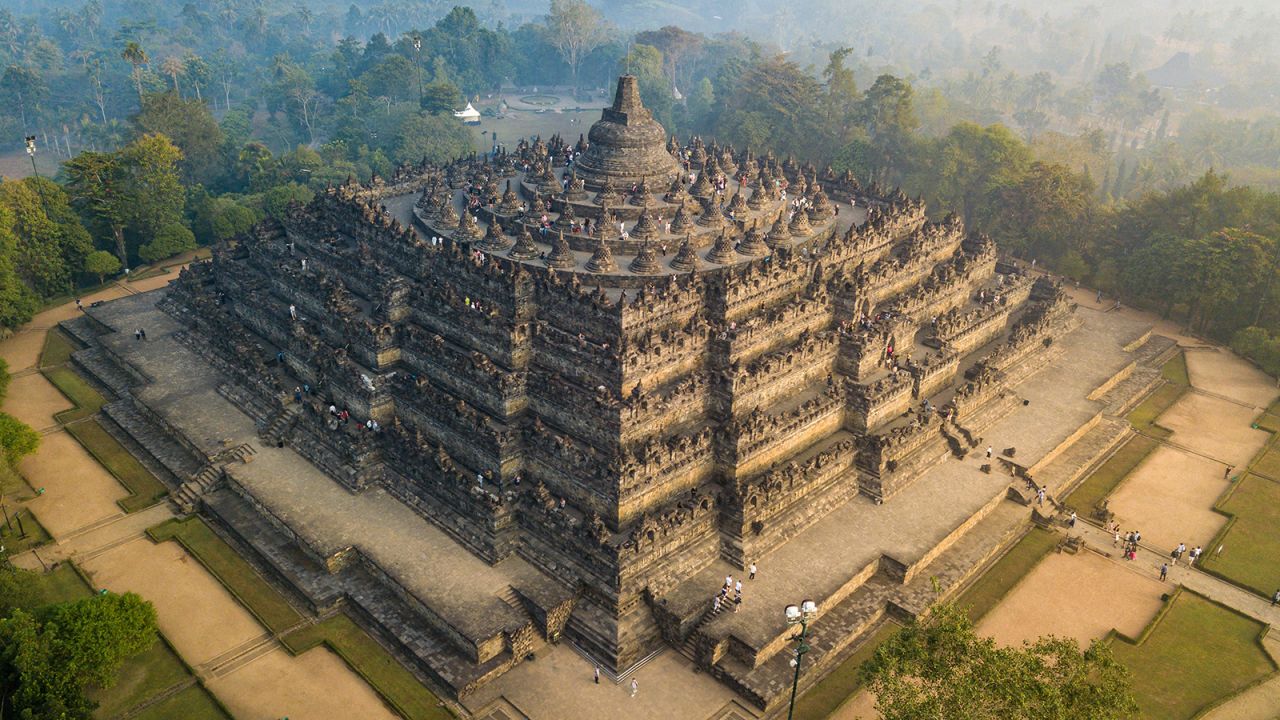Yogyakarta in Central Java is the gateway to fhe world-famous Borobudur Temple. 