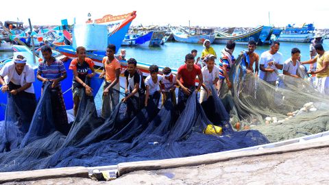 Yemenli balıkçılar teknelerini Perşembe günü Kızıldeniz'deki güç durumdaki liman kenti Hodeida'ya demirlediler.  