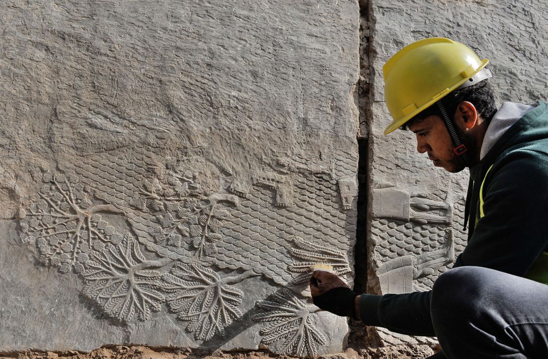Archaeologists were awestruck by the carvings in Nineveh. Archaeologists were awestruck by the carvings in Nineveh.