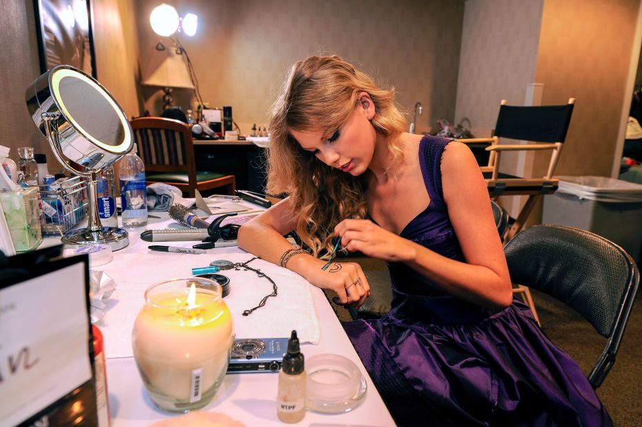 Swift prepares backstage at Madison Square Garden in 2009.