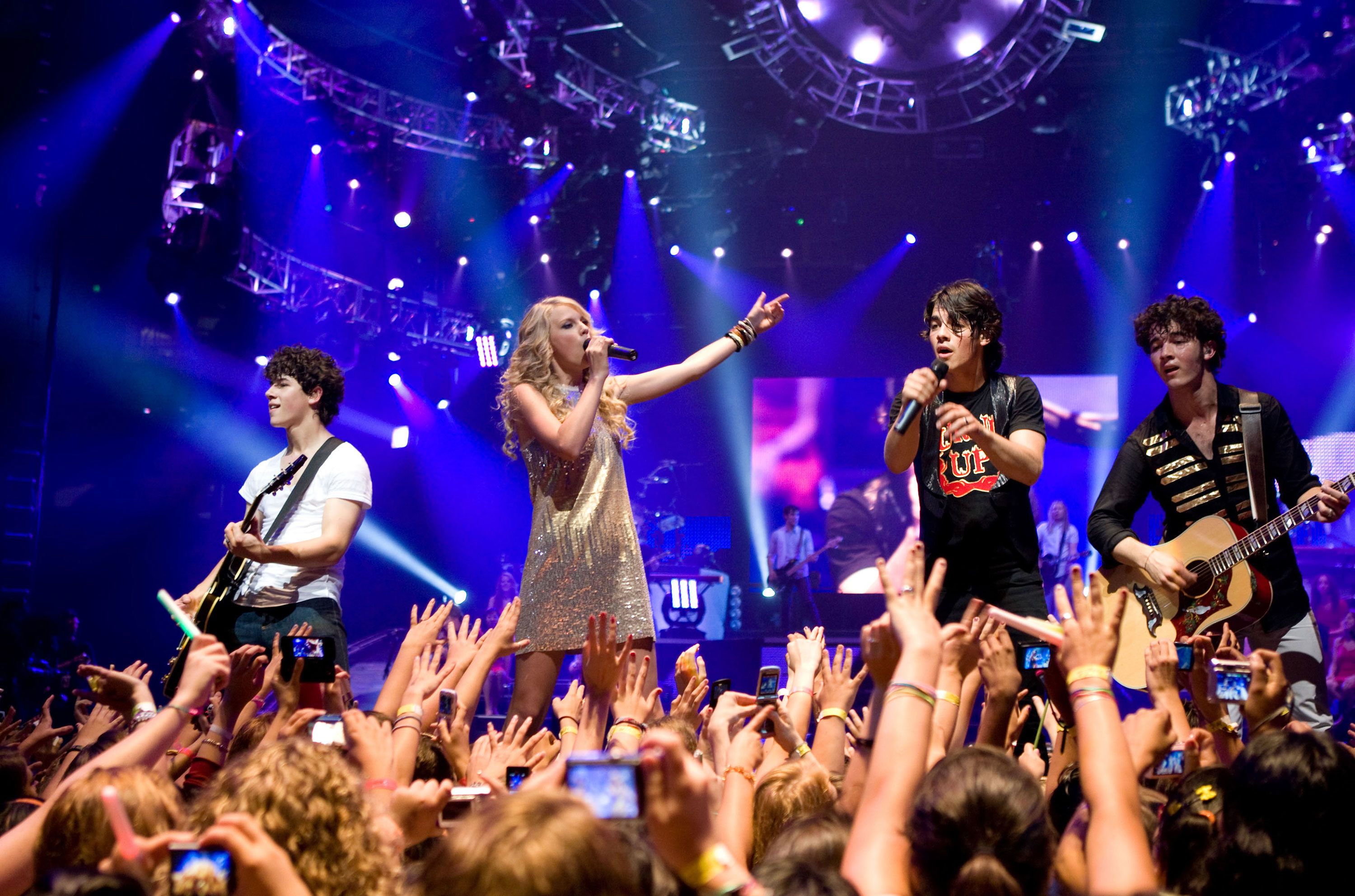 Swift sings with the Jonas Brothers during a concert in 2009.