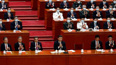 Chinese President Xi Jinping and other dignitaries applaud at the closing ceremony of the 20th National Congress, while the seat remains empty after former leader Hu Jintao unexpectedly left the room. .