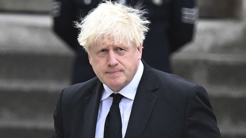보리스 존슨(Boris Johnson)은 잠재적인 정치적 복귀를 시작하기 위해 영국으로 돌아갑니다.