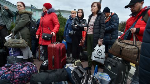 Herson vatandaşları 21 Ekim 2022 Cuma günü Kırım'ın Dzhankoi kentindeki tren istasyonuna varıyor. 