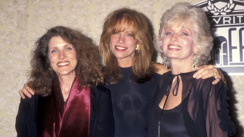 Carly Simon rinde homenaje a sus dos hermanas que fallecieron de cáncer con un día de diferencia