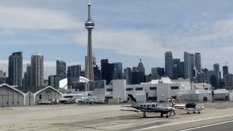 ͧԹ觺ʿŵʹԹ Billy Bishop Toronto City ˹ CN Tower ѹ 4 áҤ 2022 ͹͹