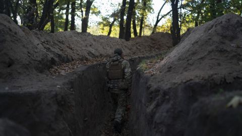 Un soldado ucraniano revisa una trinchera excavada por soldados rusos en un área recuperada de la región de Kherson el 12 de octubre.