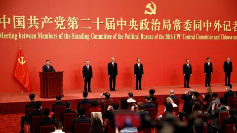 Les nouveaux membres du Comité permanent du Politburo se réunissent dans le Grand Palais du Peuple à Pékin.