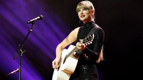 NSAI Songwriter i Artist of the Decade Taylor Swift występuje na scenie podczas NSAI 2022 Nashville Songwriter Awards w Ryman Auditorium 20 września 2022 w Nashville w stanie Tennessee. 