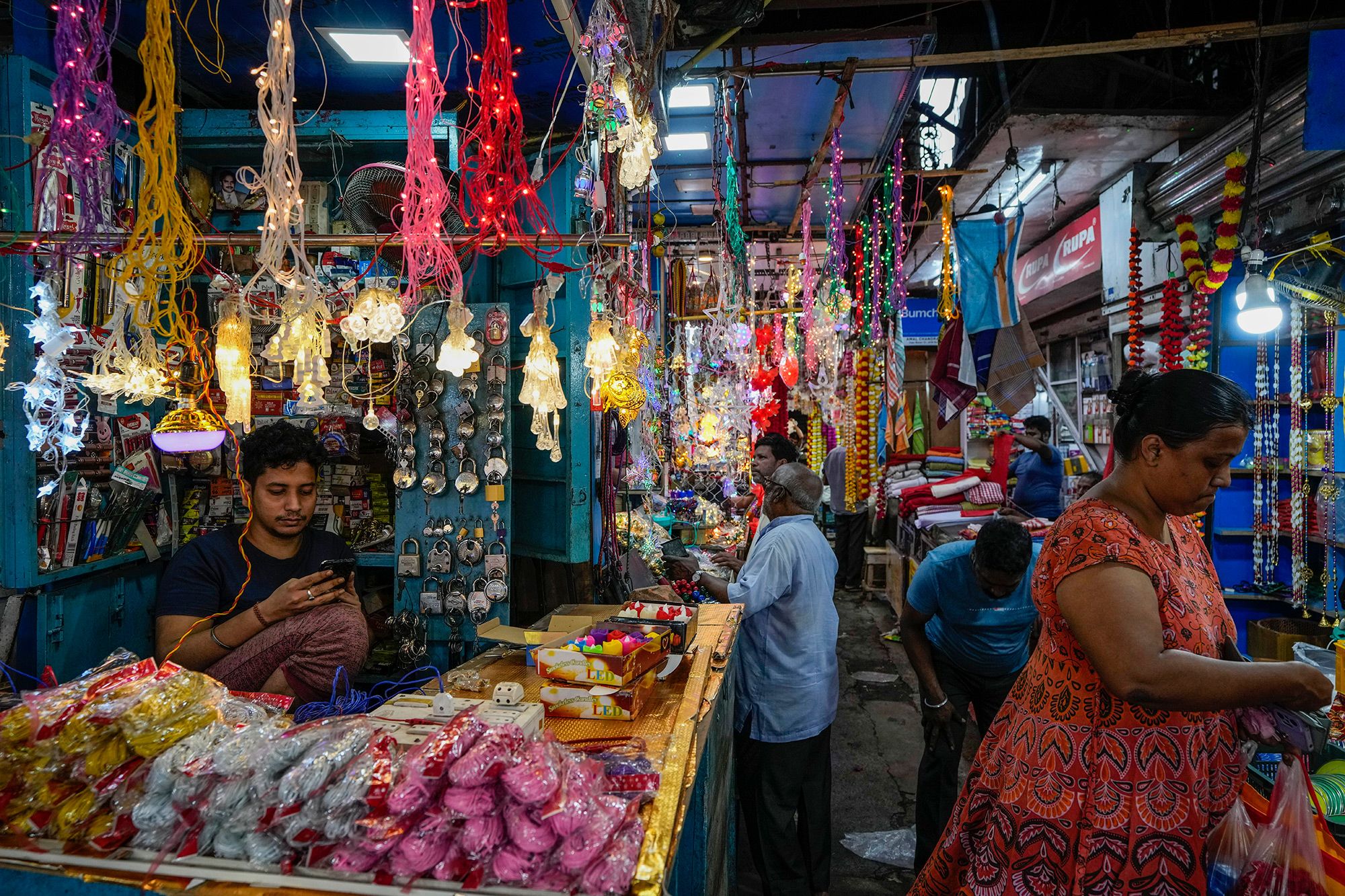 People buy home decorations in Kolkata.