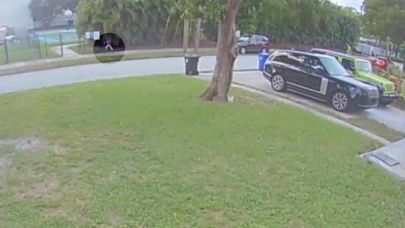 Terrifying video shows 10-year-old girl run away from alleged kidnapper in Florida | CNN