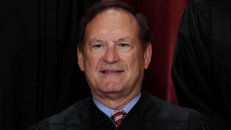 Juez Samuel Alito: Los demócratas insultan al juez de la Corte Suprema después de que se publicara una foto de la bandera estadounidense al revés