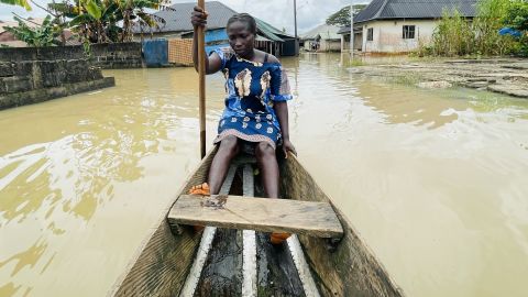Igbomiye Zibokere i jej dzieci straciły swój dom na skutek powodzi.