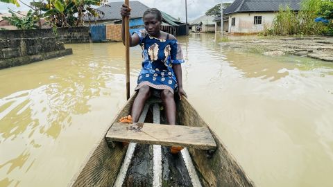 Igbomiye Zibokere dan anak-anaknya telah kehilangan rumah mereka karena banjir.