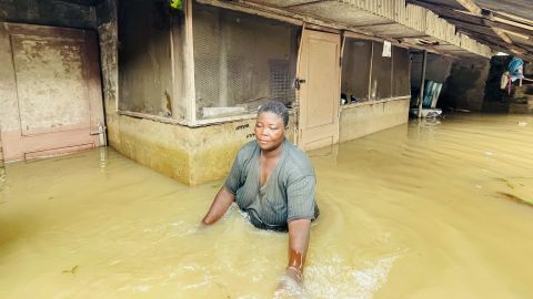 Powódź w nigeryjskim stanie Bayelsa zmusiła ludzi do brodzenia w wodzie po pas.